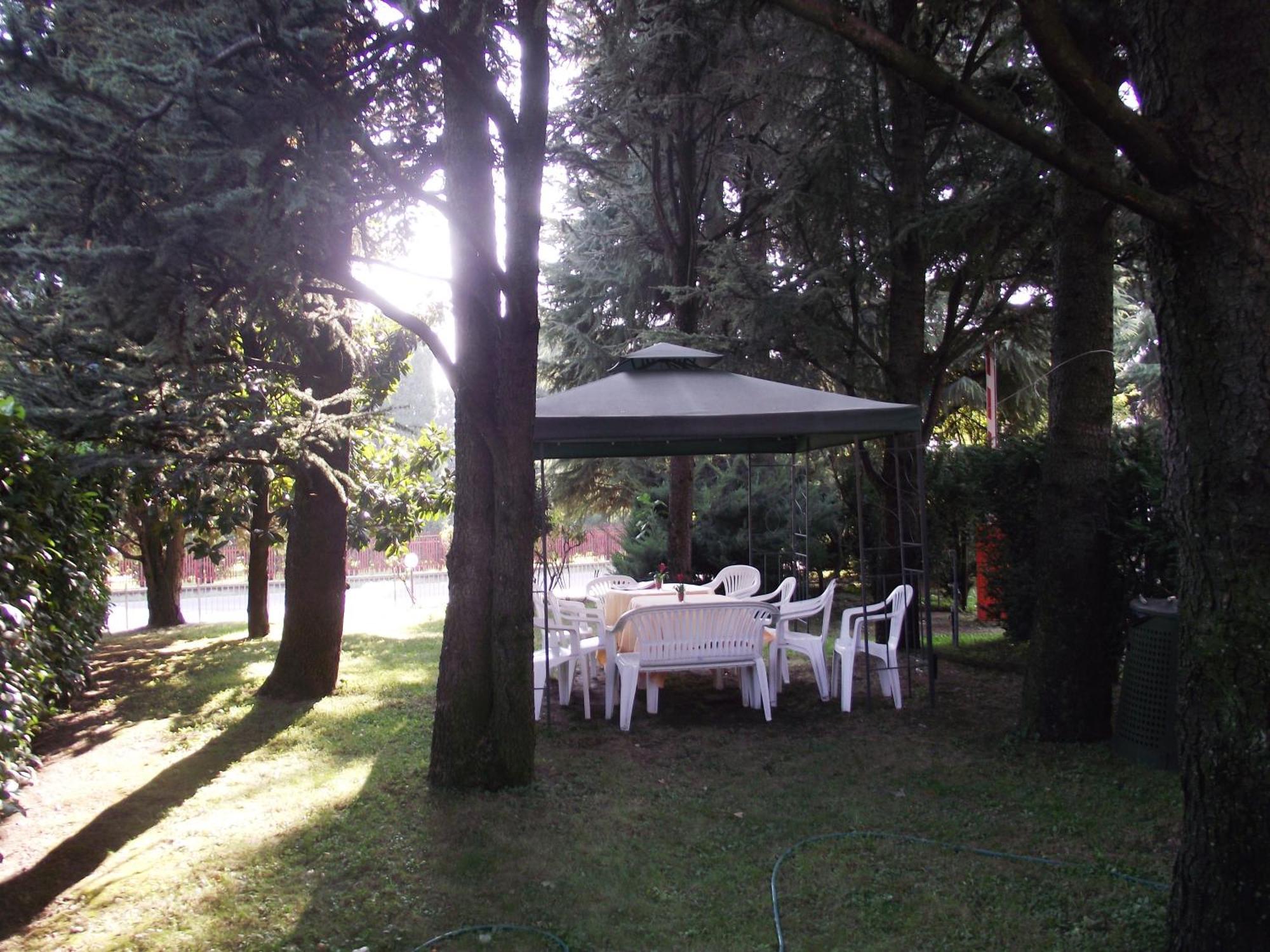 Hotel Motel Ovest Vittuone Екстериор снимка