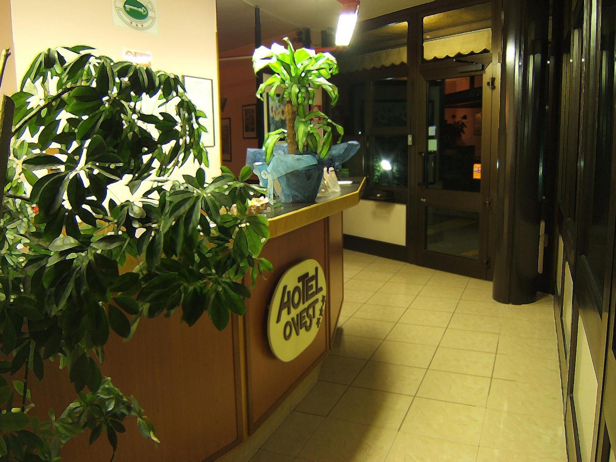 Hotel Motel Ovest Vittuone Екстериор снимка