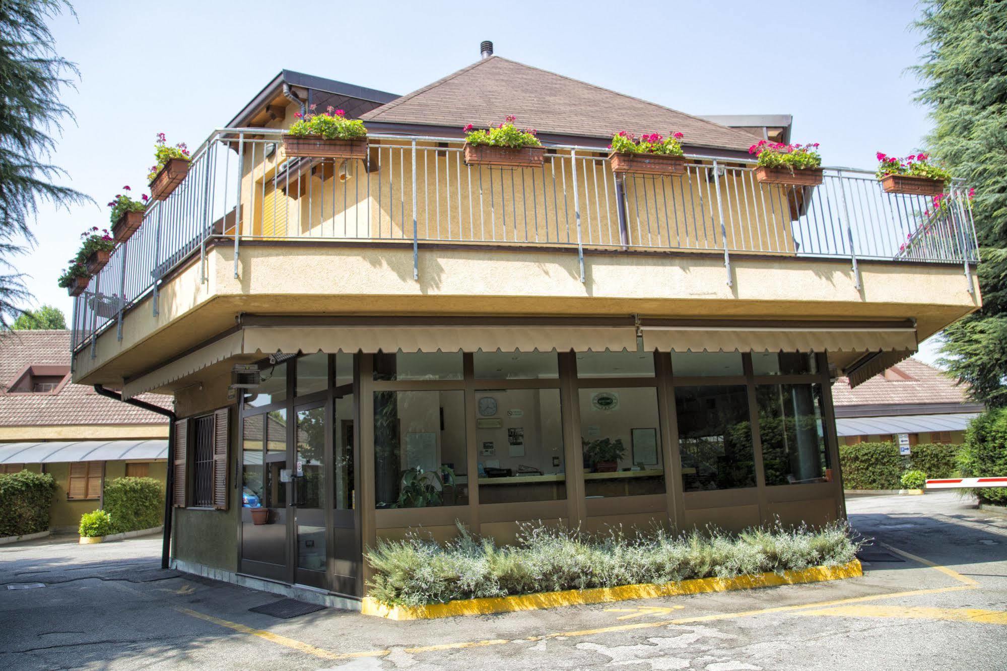 Hotel Motel Ovest Vittuone Екстериор снимка