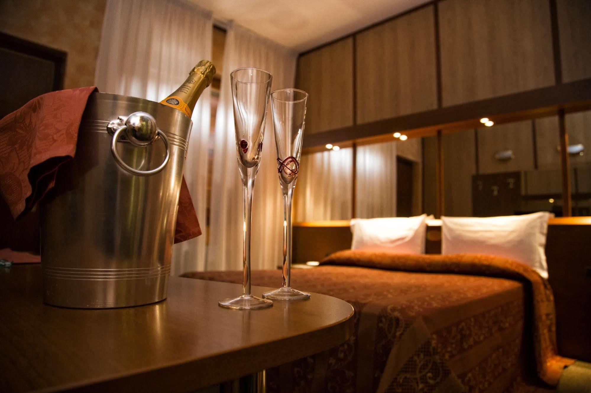 Hotel Motel Ovest Vittuone Екстериор снимка