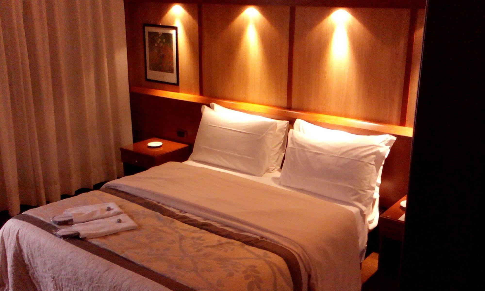 Hotel Motel Ovest Vittuone Екстериор снимка